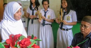 What to Say in Farewell Speech For Teacher Leaving the School (5 Examples)